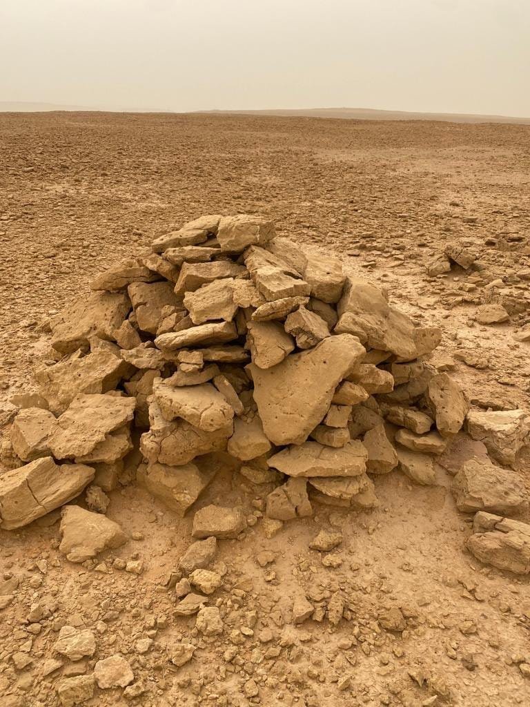 قبور ركامية فوق جبل في عودة سدير