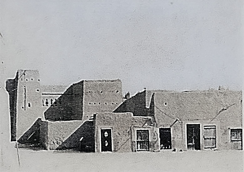 صور قديمة لمباني في نجد من دراسة بعنوان: العمارة المدنية في نجد لجيفري كينغ (1982م)