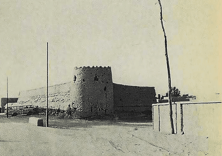 صور قديمة لمباني في نجد من دراسة بعنوان: العمارة المدنية في نجد لجيفري كينغ (1982م)