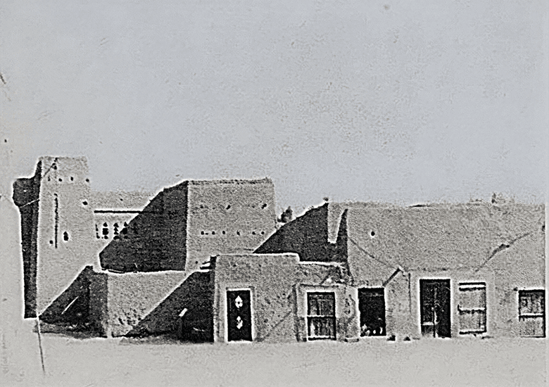 صور قديمة لمباني في نجد من دراسة بعنوان: العمارة المدنية في نجد لجيفري كينغ (1982م)